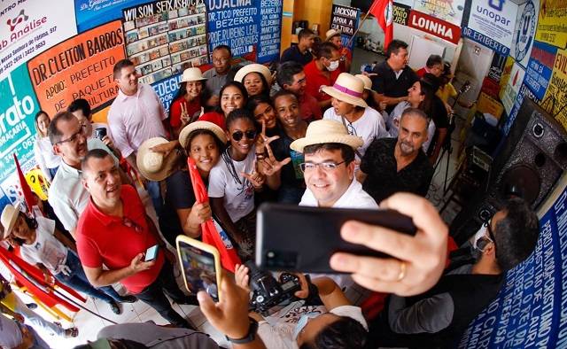 Rafael Fonteles faz selfie com feirantes e clientes no mercado de Picos